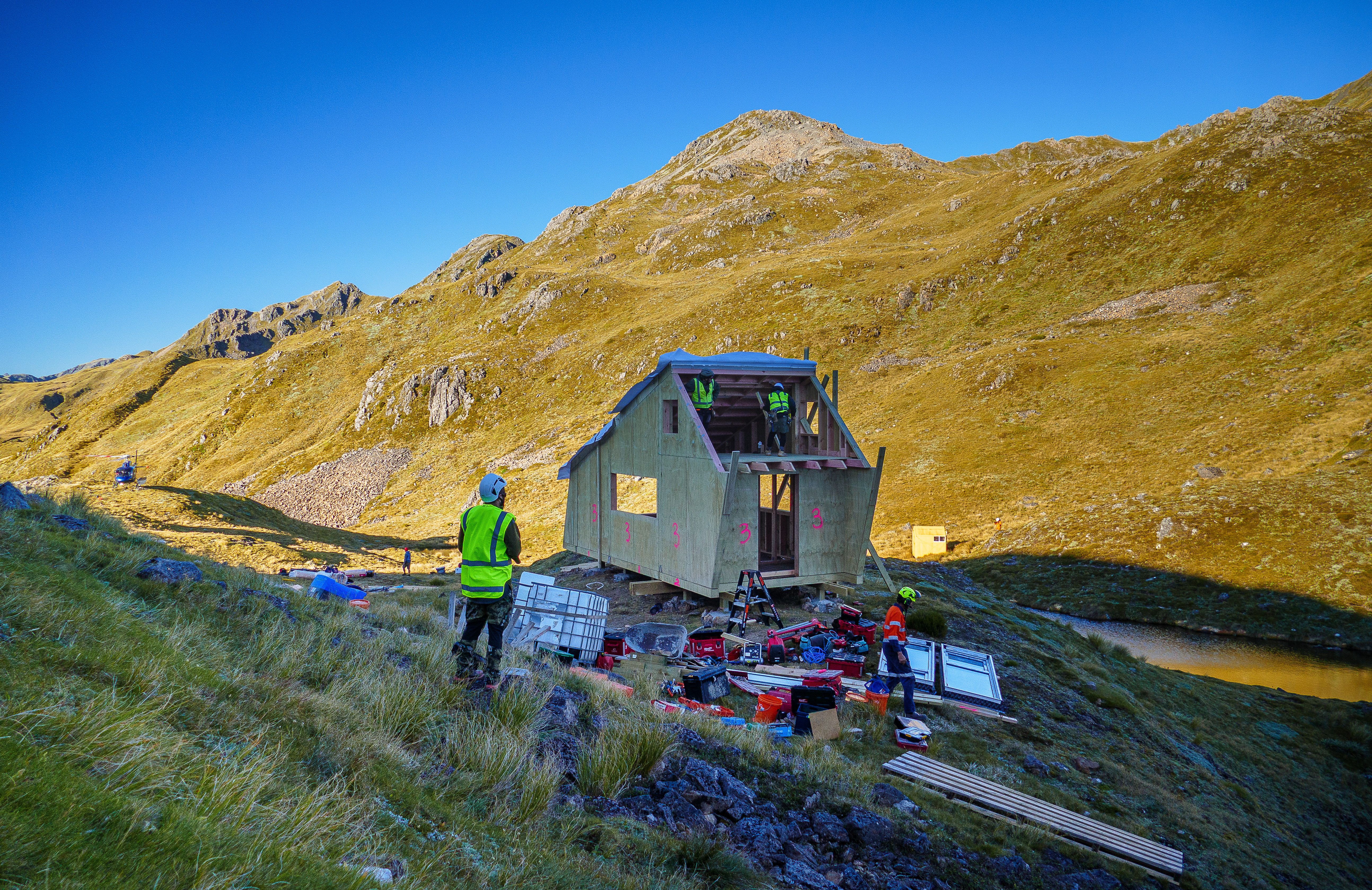 4YY4VGOIEJEEUVC_BrassMonkey_End_of_day_one_last_roof_panel_Graeme_Jacobs_Photography_5.jpg