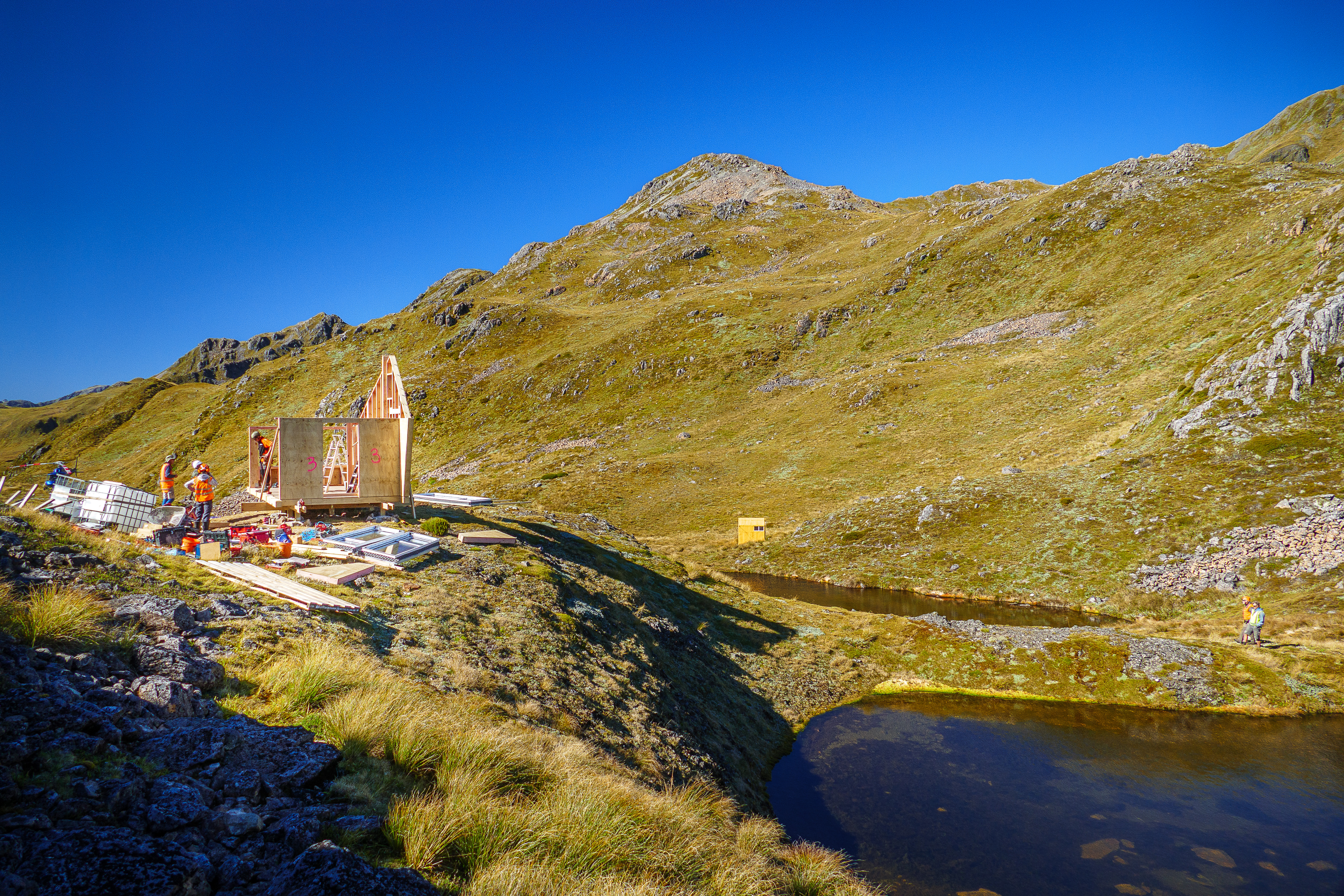 4YY4VGOIEJEEUVC_BrassMonkey_Wall_prefab_erection_early_afternoon_day_one_Graeme_Jacobs_Photography_4.jpg