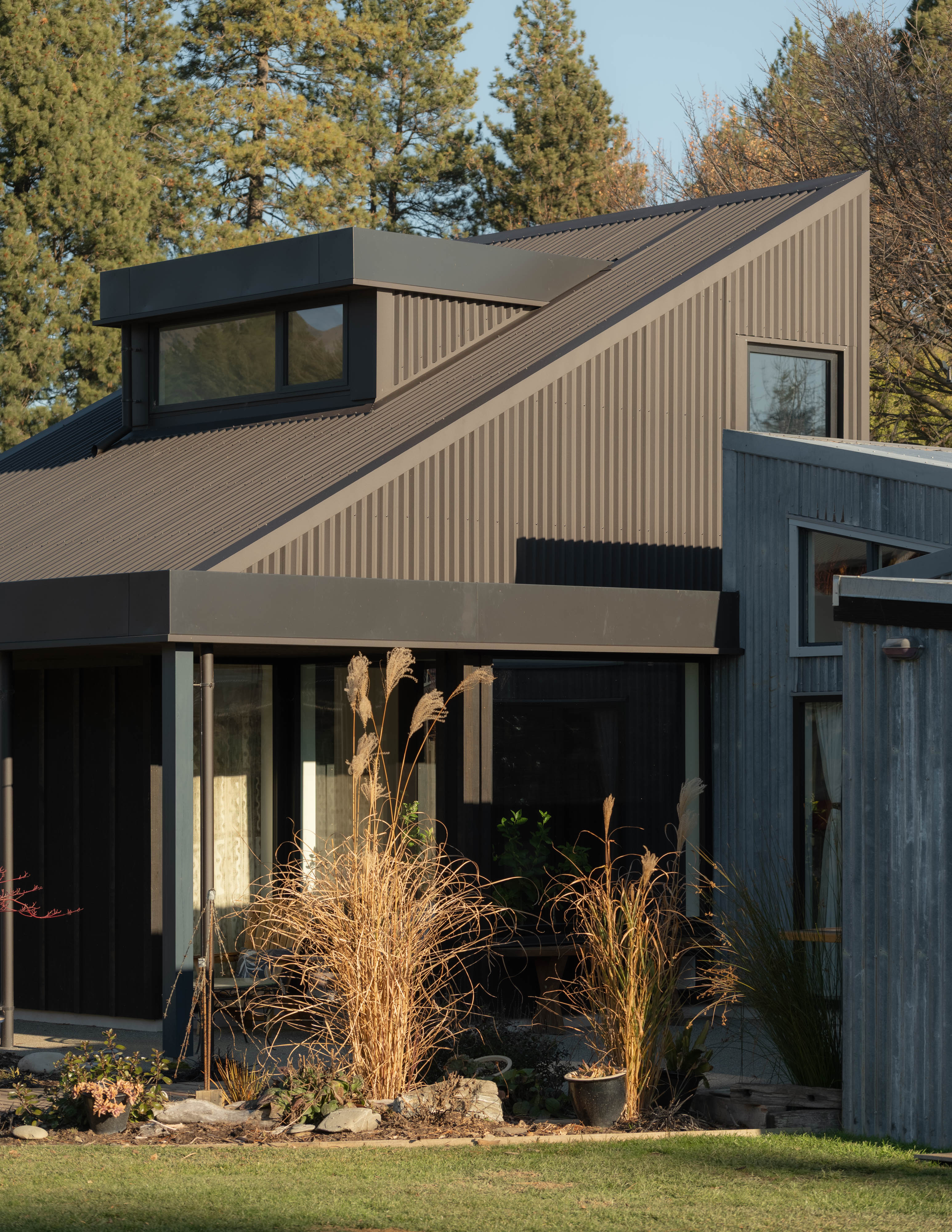 9MQ4WGUWJBN0J2L_Pointy_Flat_House_1_Hero_Exterior_View_Bedroom_Pod_and_Link_Biddi_Rowley_1.jpg