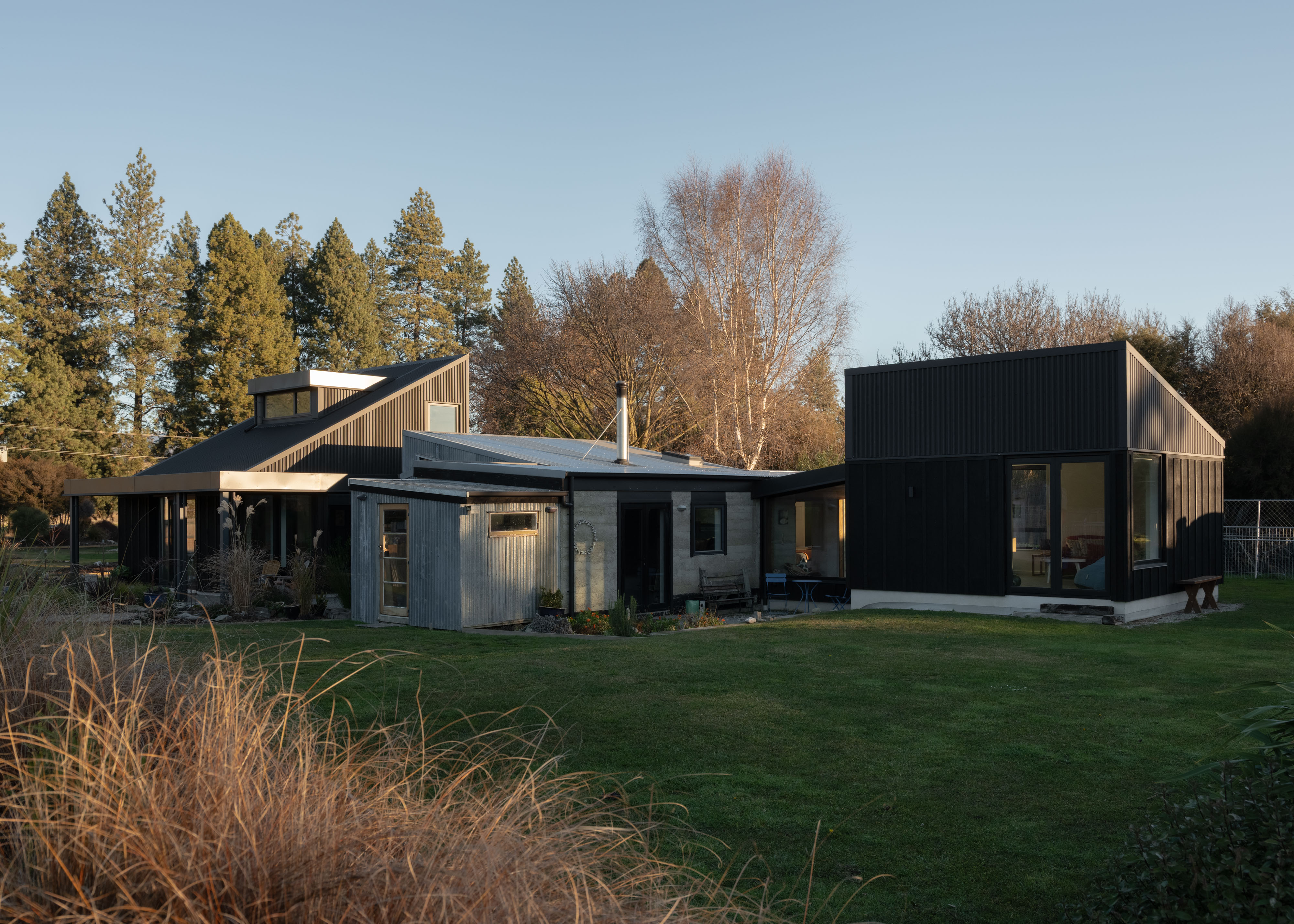 9MQ4WGUWJBN0J2L_Pointy_Flat_House_2_Exterior_Overview_North_Perspective_Biddi_Rowley_2.jpg