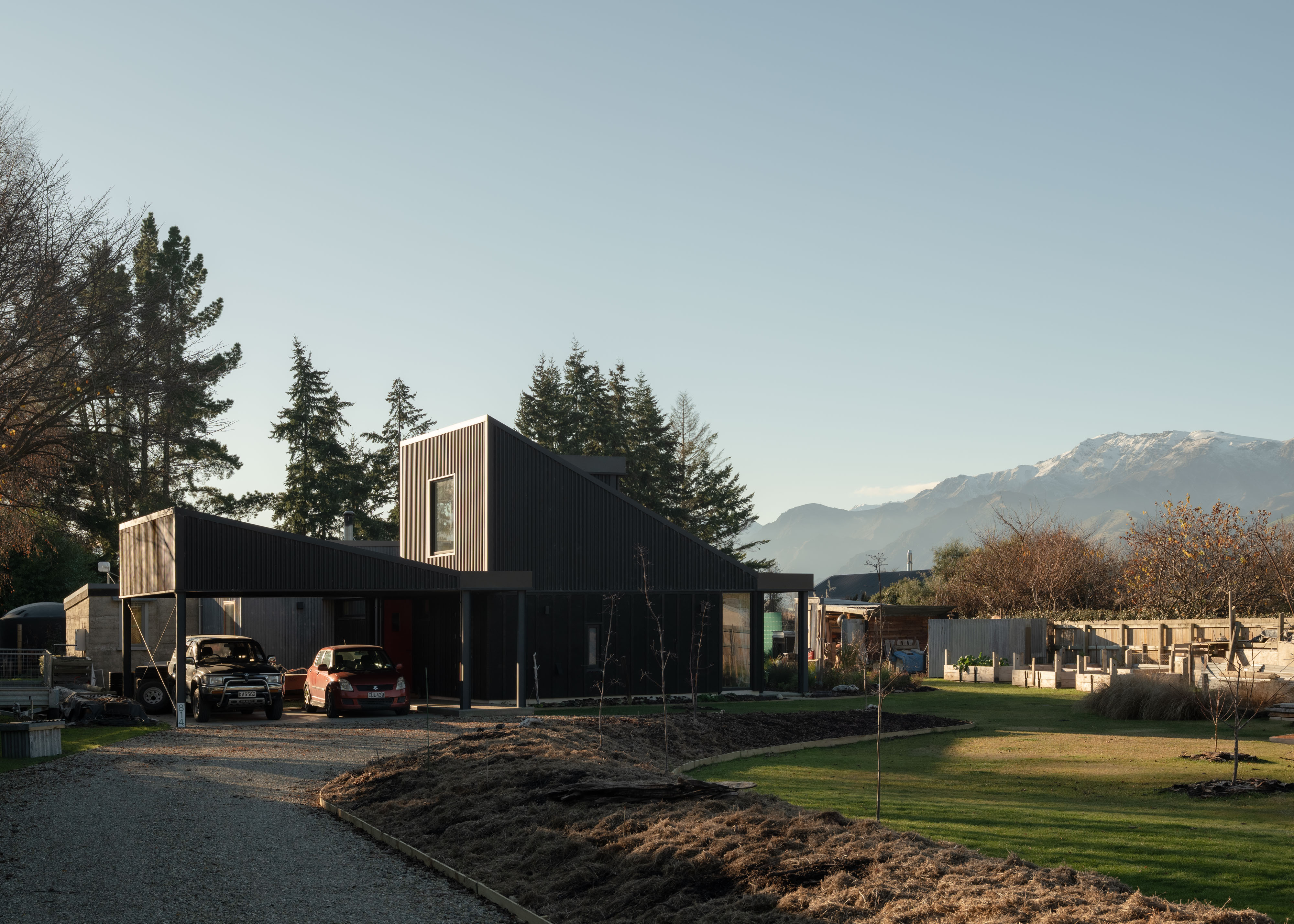9MQ4WGUWJBN0J2L_Pointy_Flat_House_3_Exterior_Perspective_Site_Entry_Biddi_Rowley_3.jpg