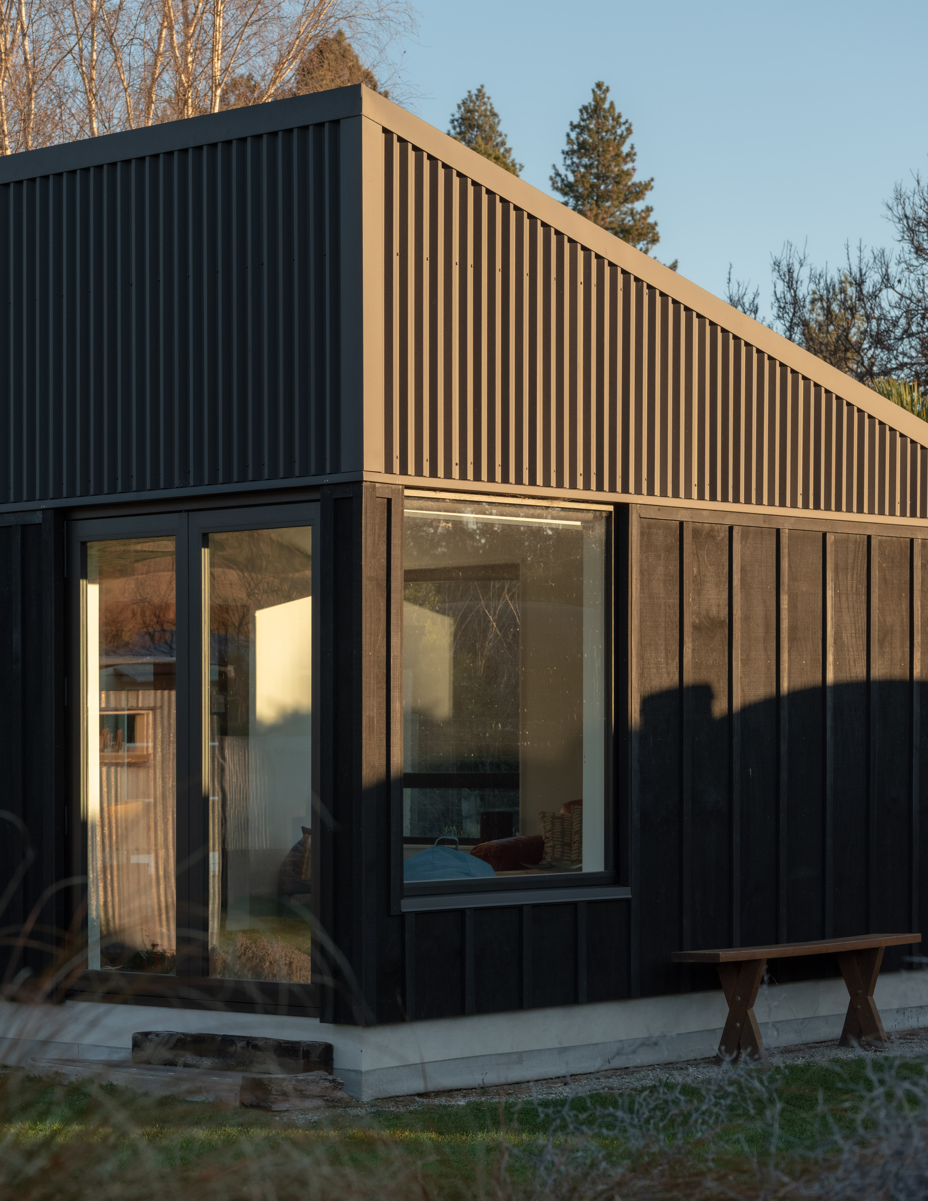 9MQ4WGUWJBN0J2L_Pointy_Flat_House_5_Exterior_View_Lounge_Pod_Biddi_Rowley_5.jpg
