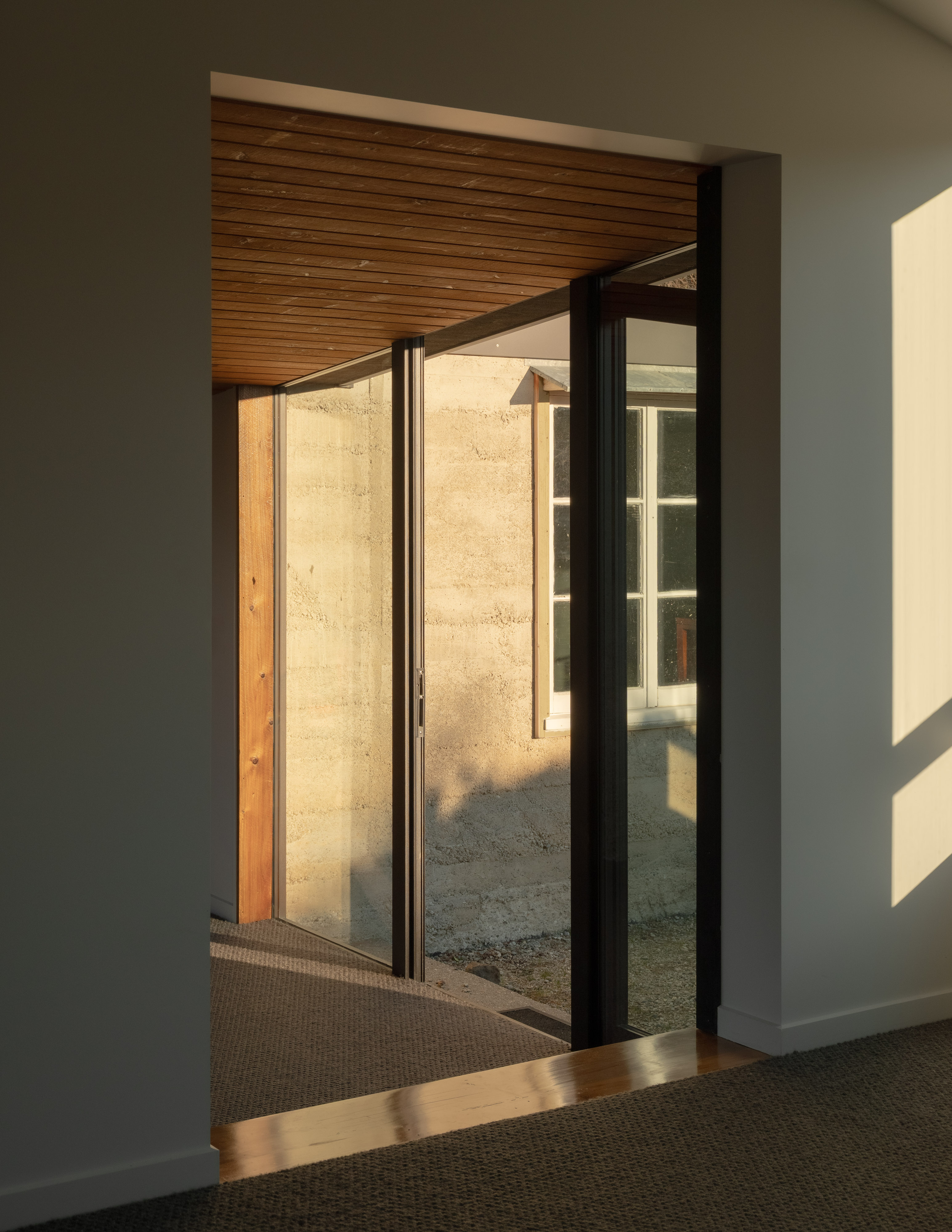 9MQ4WGUWJBN0J2L_Pointy_Flat_House_7_Interior_Conservatory_Link_to_Extg_from_Lounge_BiddiRowley_7.jpg