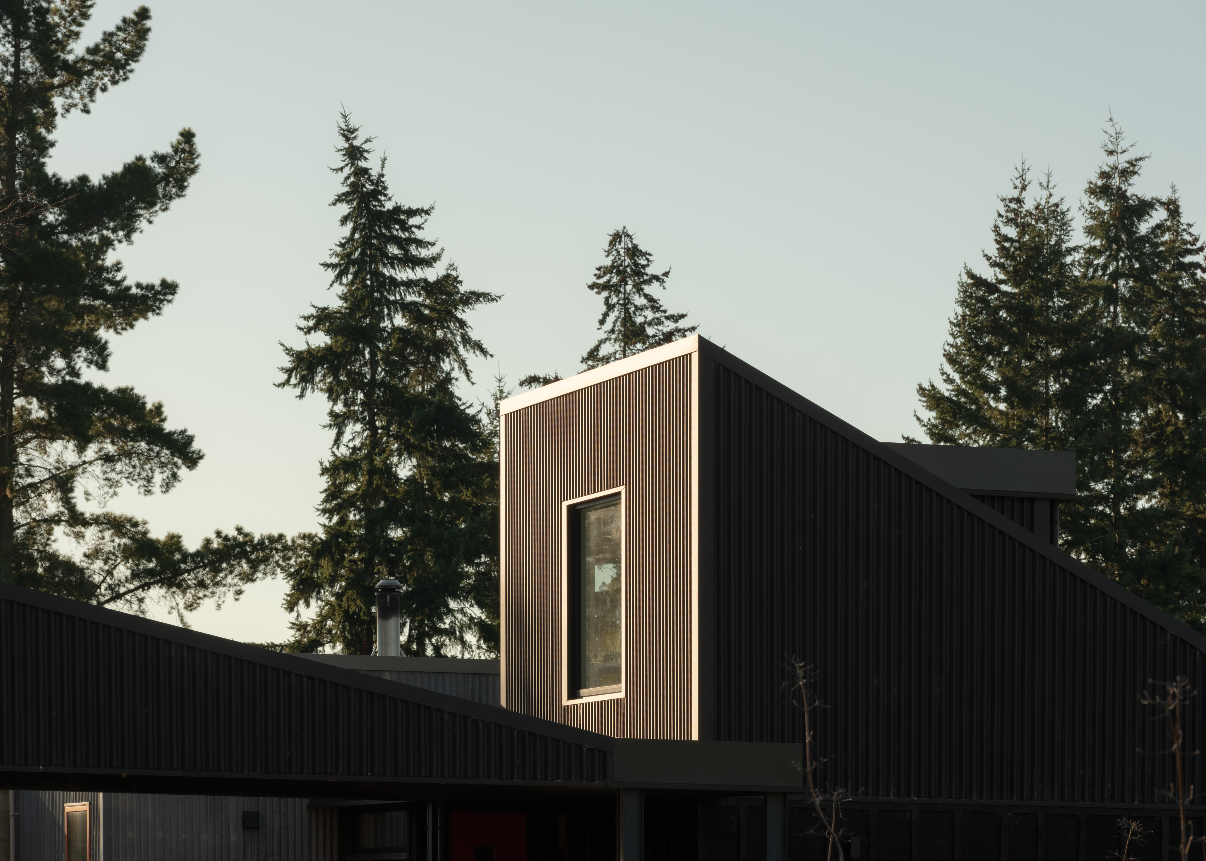 9MQ4WGUWJBN0J2L_Pointy_Flat_House_9_Exterior_View_Mezzanine_Form_Biddi_Rowley_9.jpg