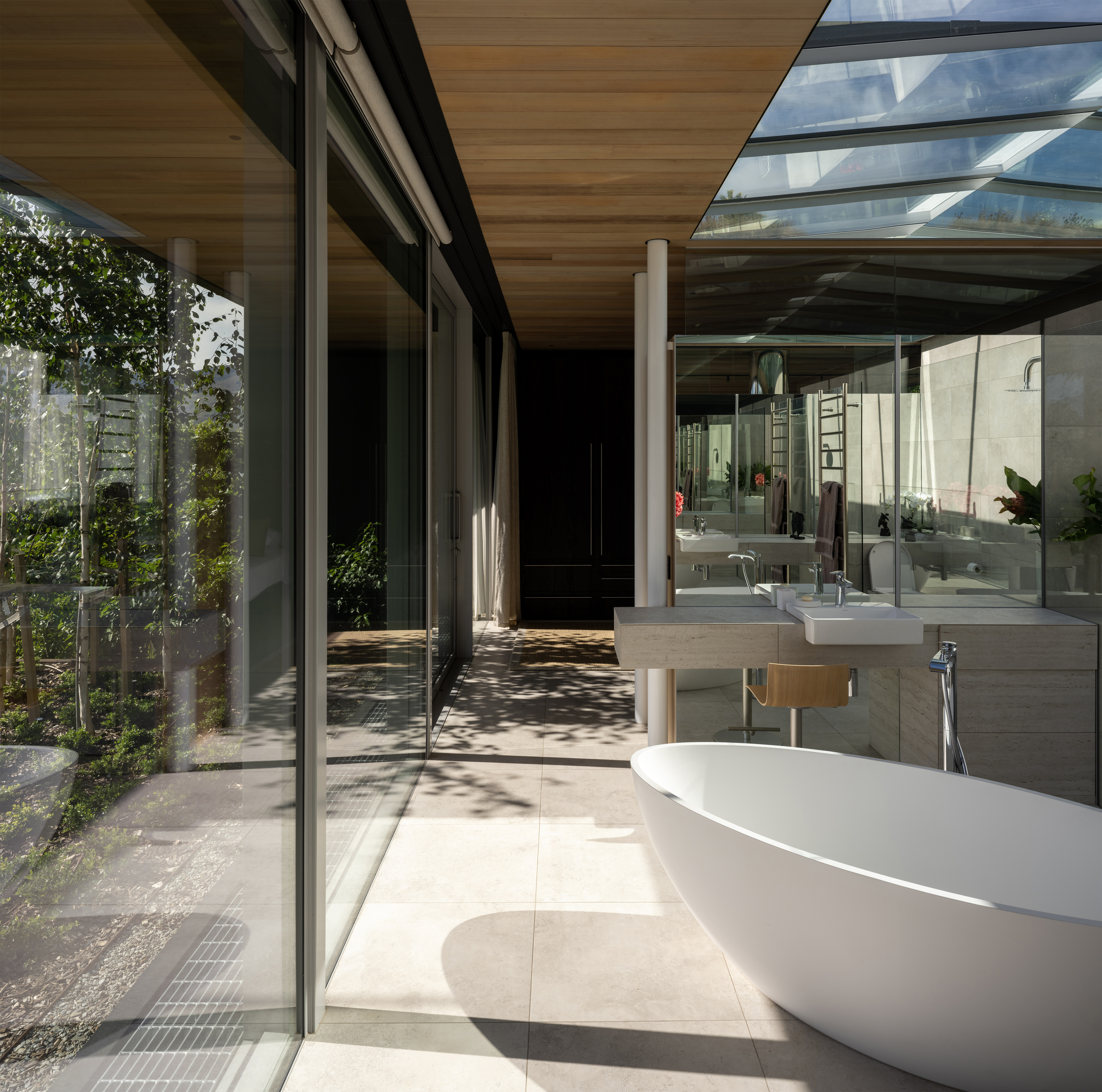 M1H3BCMH7L4LVHV_Courtyard_House_main_bathroom_connection_to_exterior_Simon_Devitt_8.jpg