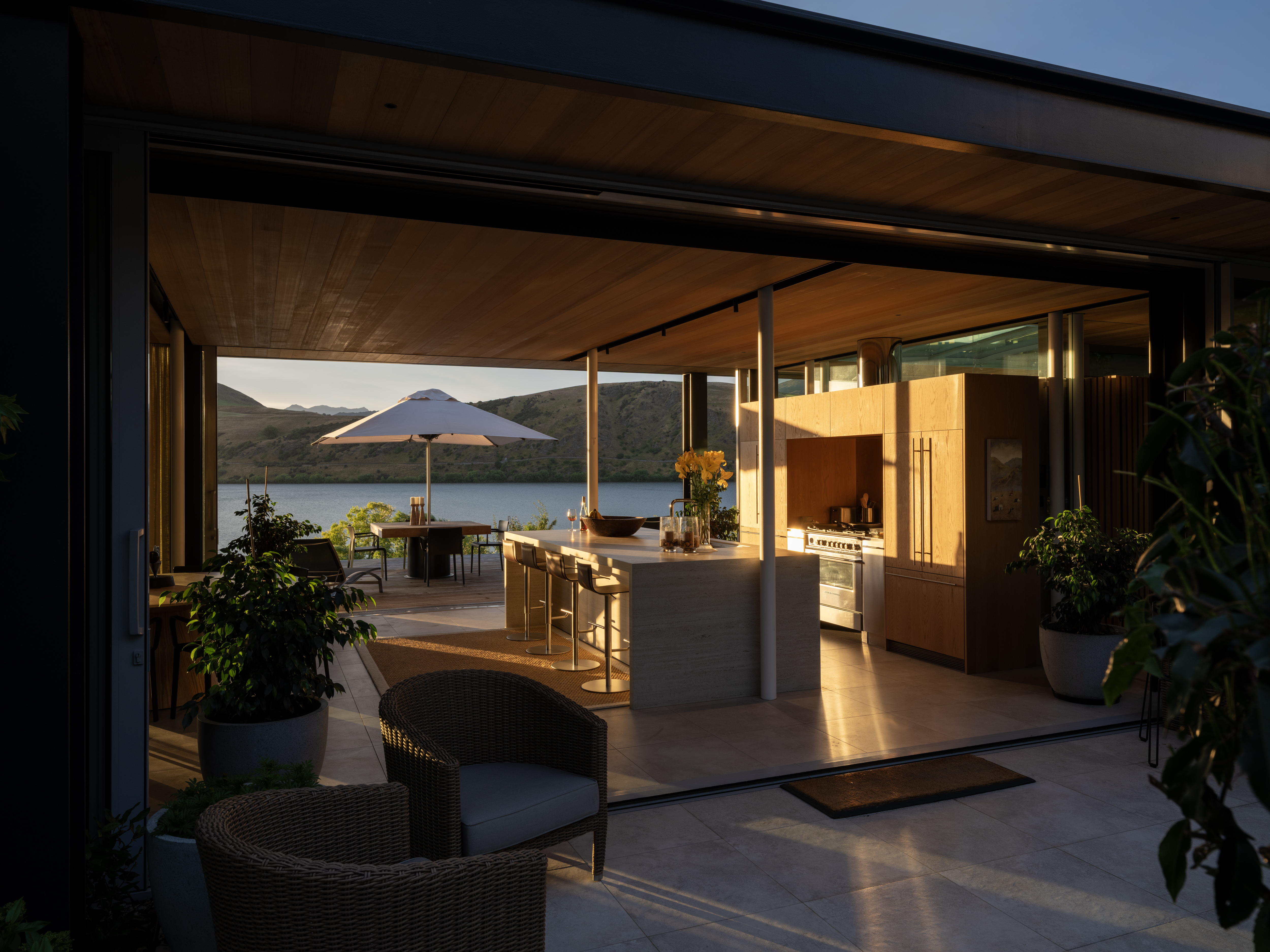 M1H3BCMH7L4LVHV_Courtyard_House_view_through_kitchen_towards_lake_viewing_deck_Simon_Devitt_10.jpg