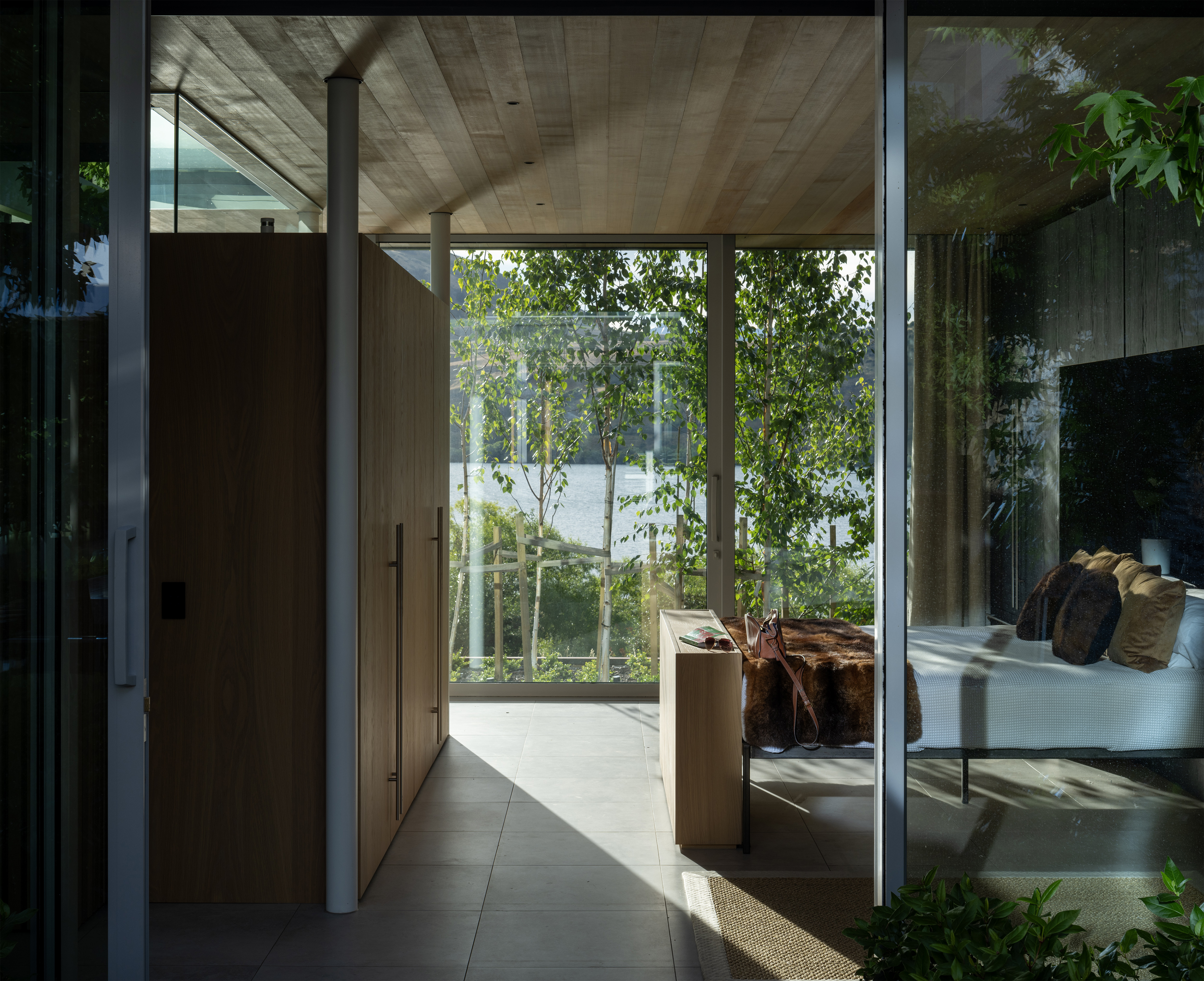 M1H3BCMH7L4LVHV_Courtyard_House_view_through_main_bedroom_towards_lake_Simon_Devitt_7.jpg