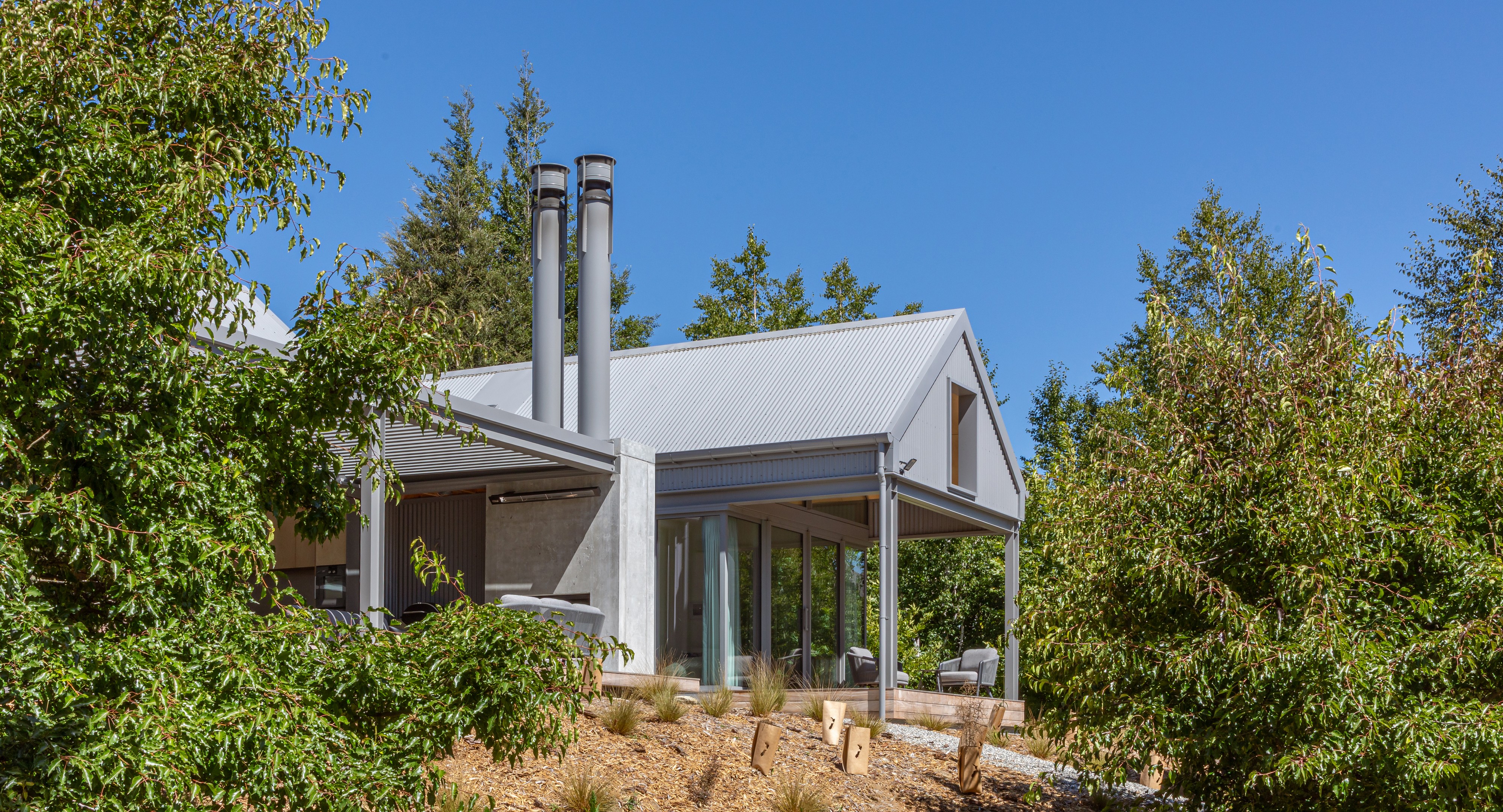 BVQYB9FFF9OO1NR_Corrugated_Crib_-_Evening_Deck_and_Main_Bedroom_Gable_-_John_Williams_Photographer_-_002.jpg