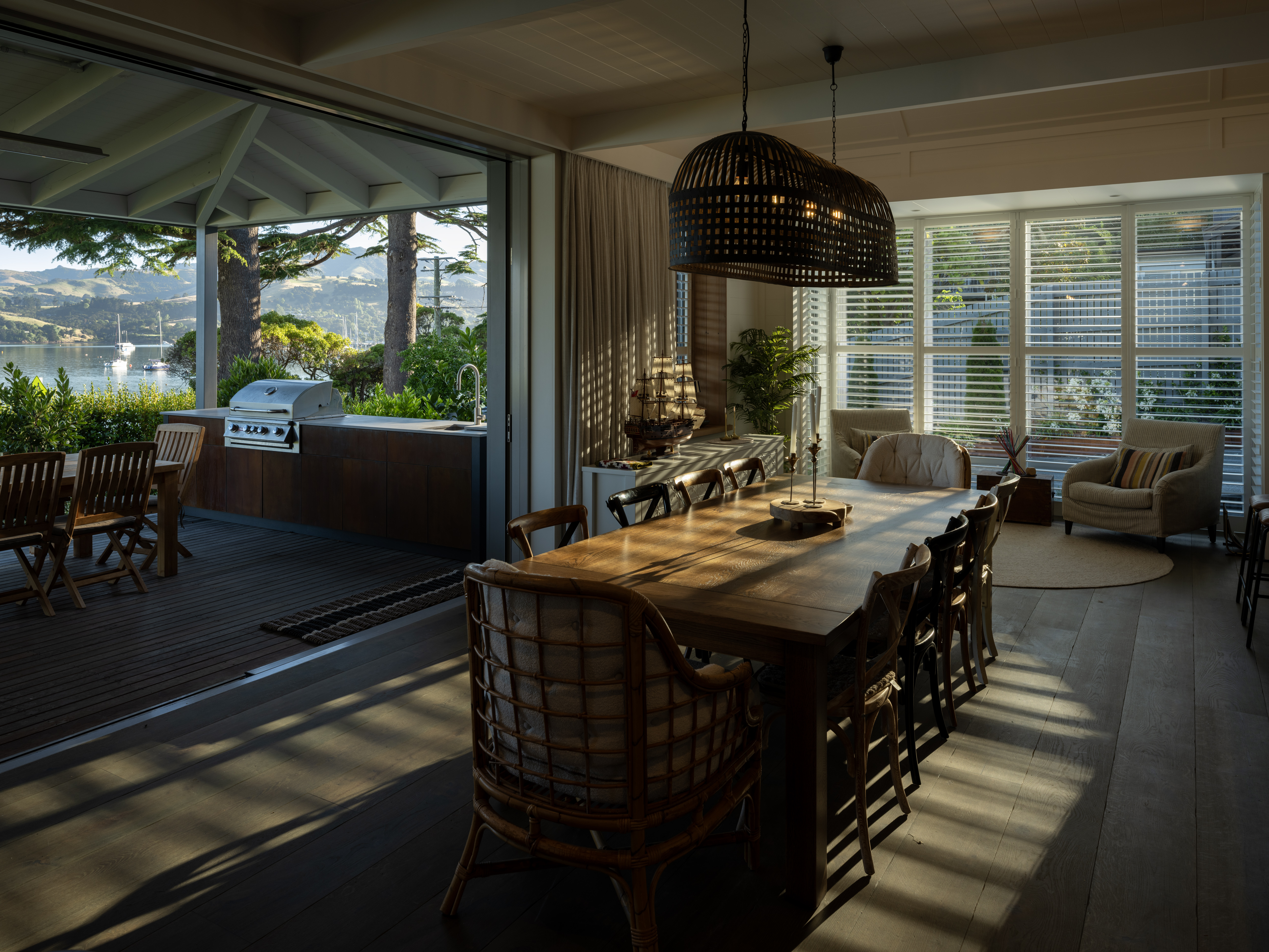 IYKXD2BAOGUVVKK_Beach_House_dining_connection_to_outside_terrace__view_Simon_Devitt_3.jpg