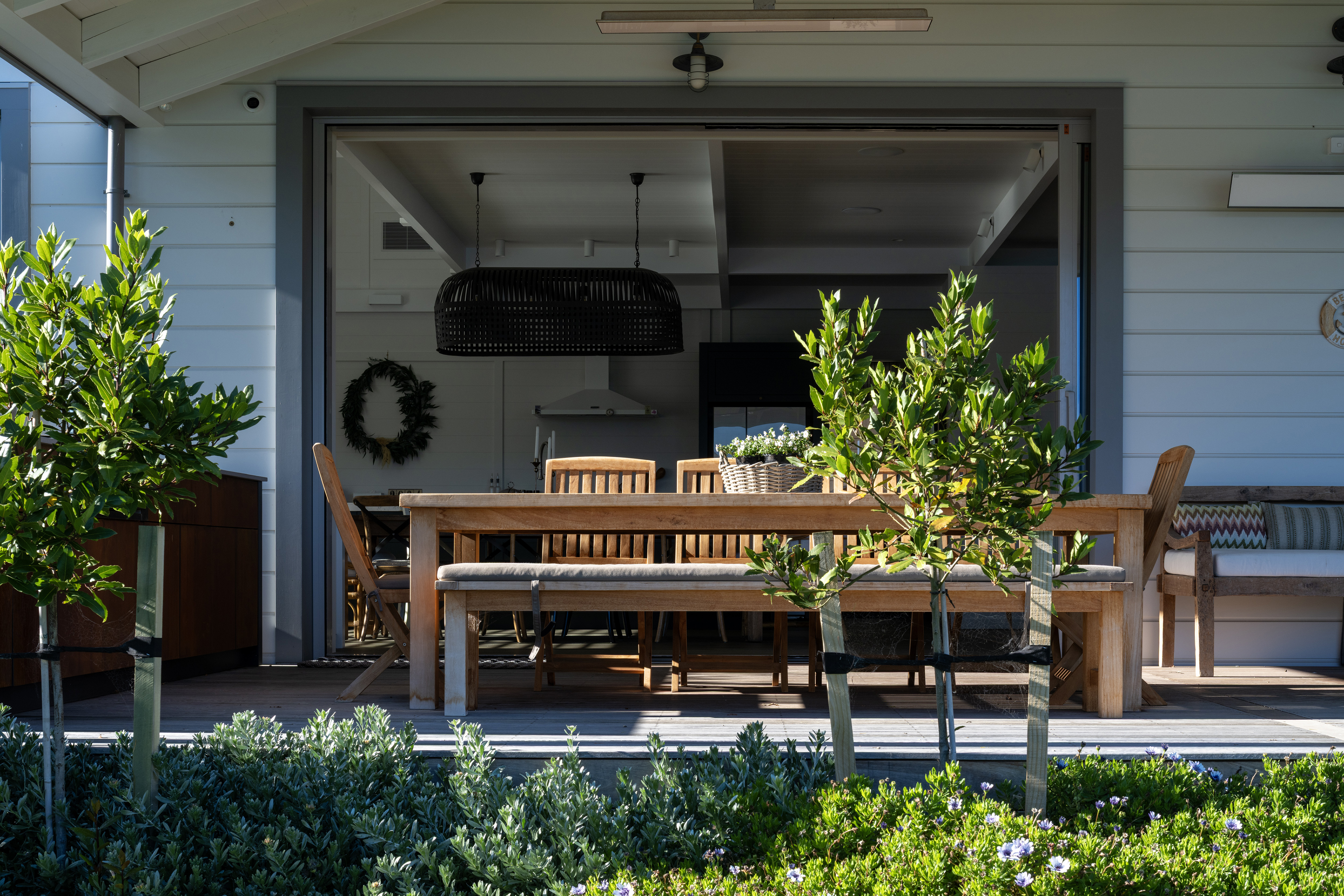 IYKXD2BAOGUVVKK_Beach_House_outside_terrace_dining_connection_to_kitchen_Simon_Devitt_2.jpg