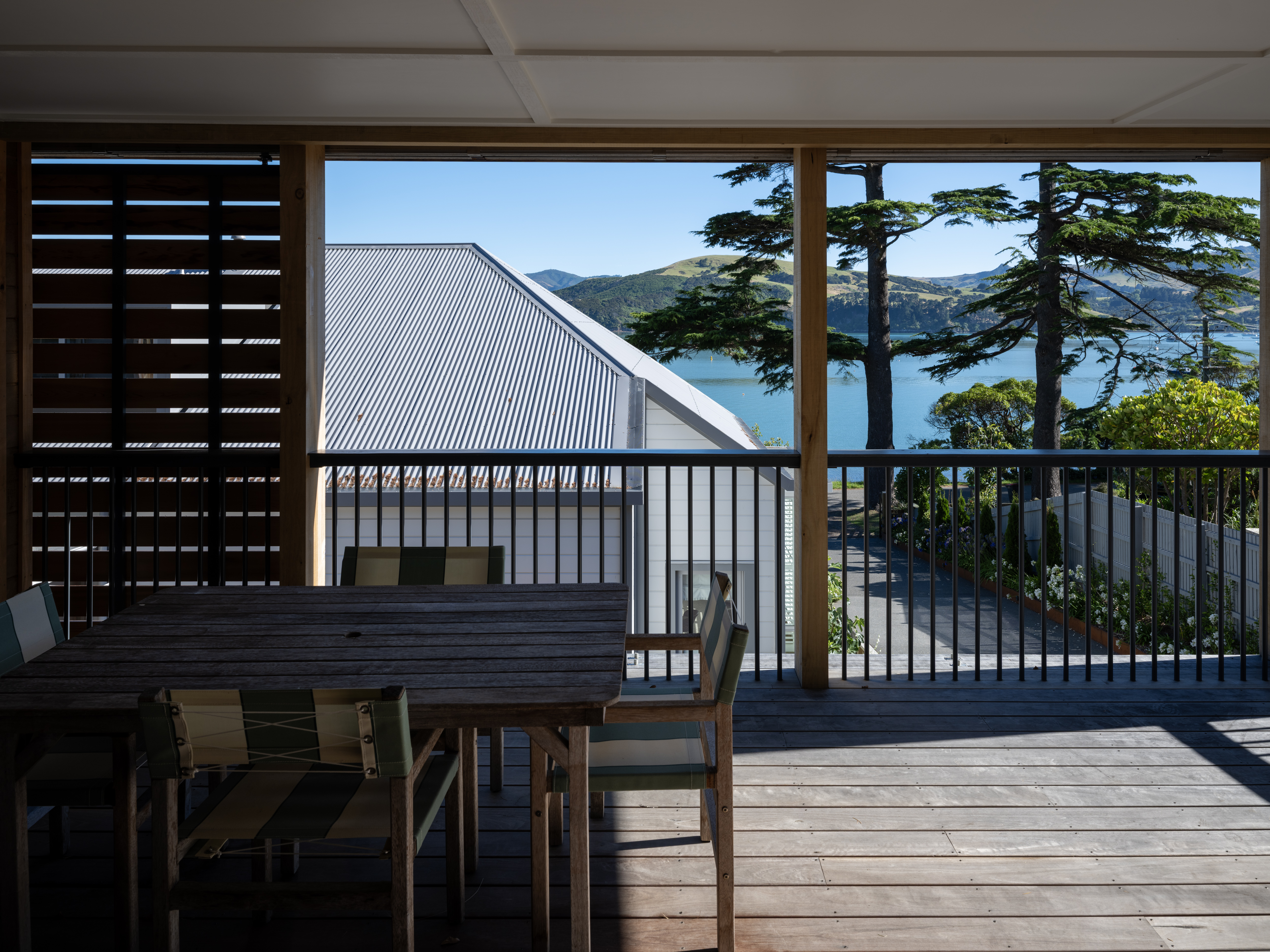 IYKXD2BAOGUVVKK_Beach_House_view_from_guest_wing_terrace_past_main_house_to_sea_Simon_Devitt_8.jpg