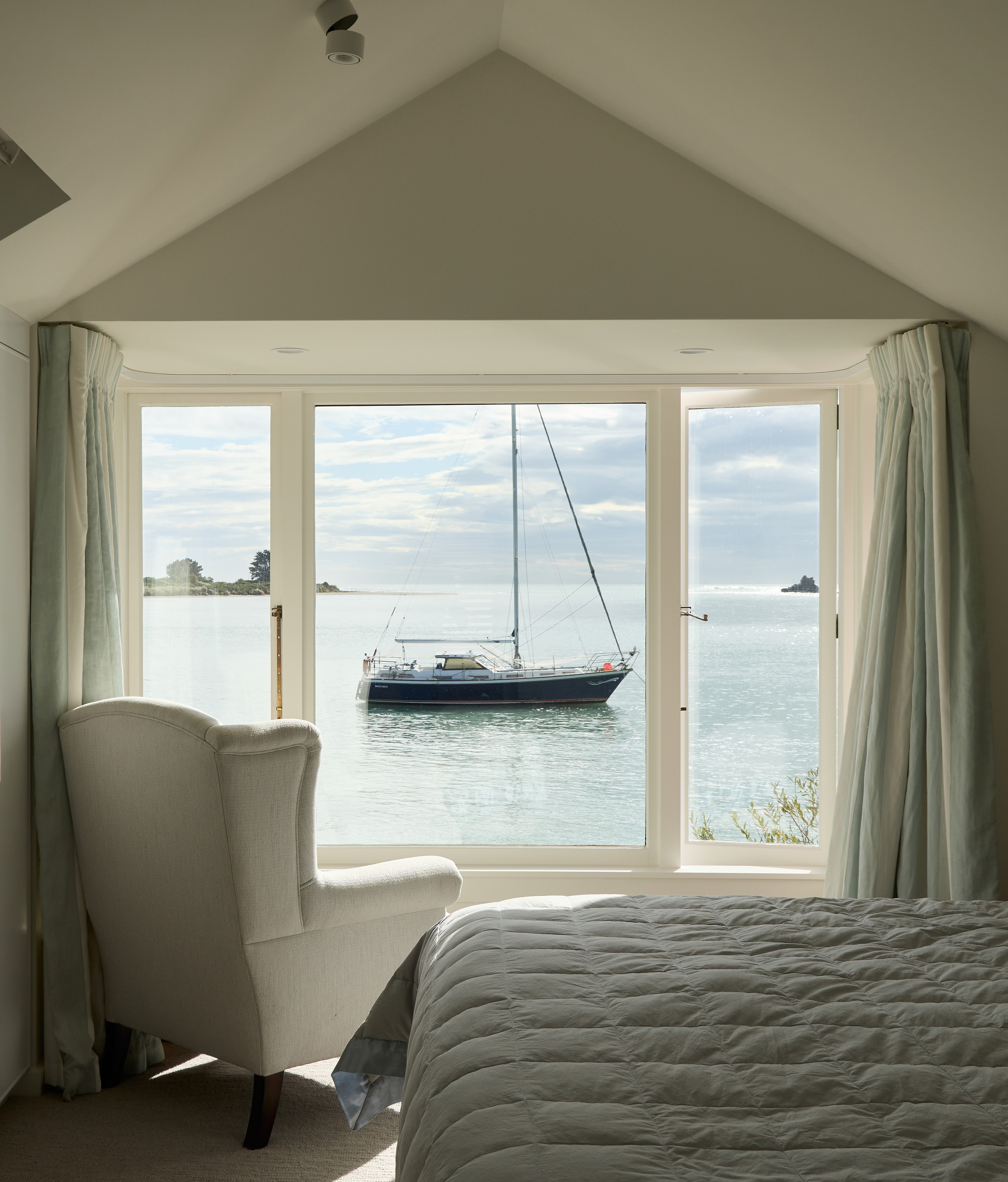 XKDLLF6X5U4J5I4_The_Red_Cottage_Bedroom_Sarah_Rowlands_Photography_9.jpg