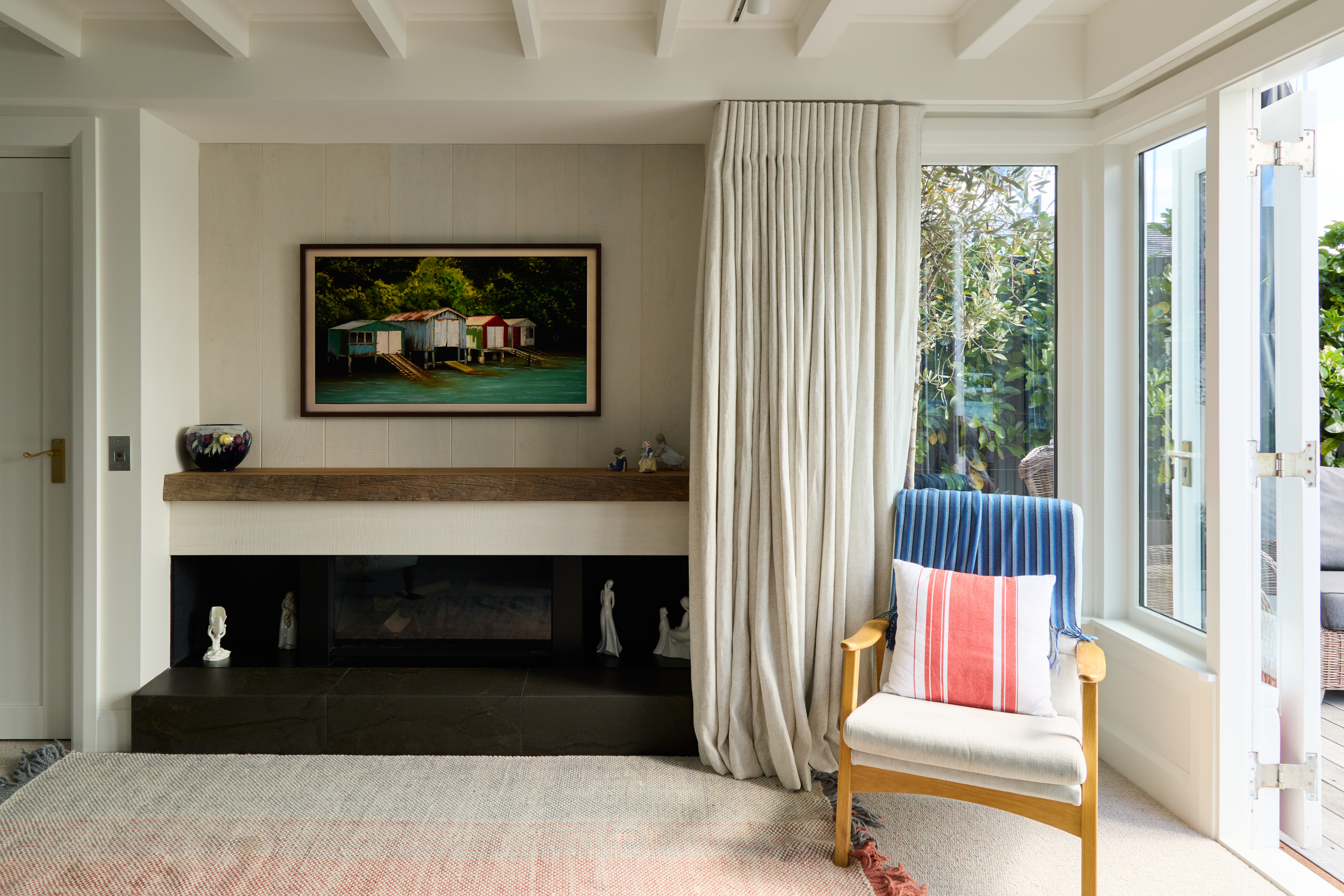 XKDLLF6X5U4J5I4_The_Red_Cottage_Living_Room_Sarah_Rowlands_Photography_3.jpg