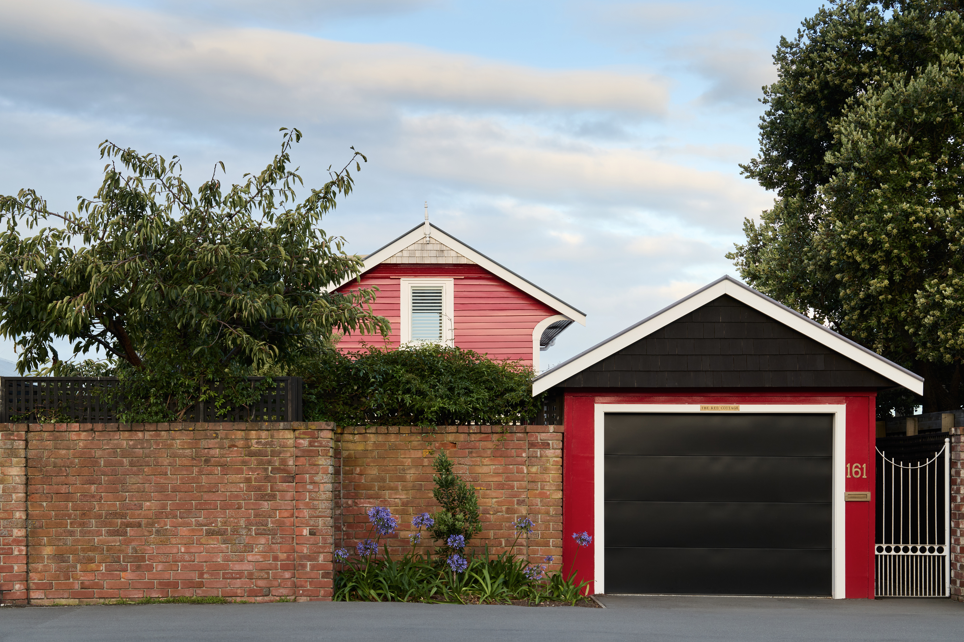 XKDLLF6X5U4J5I4_The_Red_Cottage_Street_Frontage_Sarah_Rowlands_Photography_2.jpg