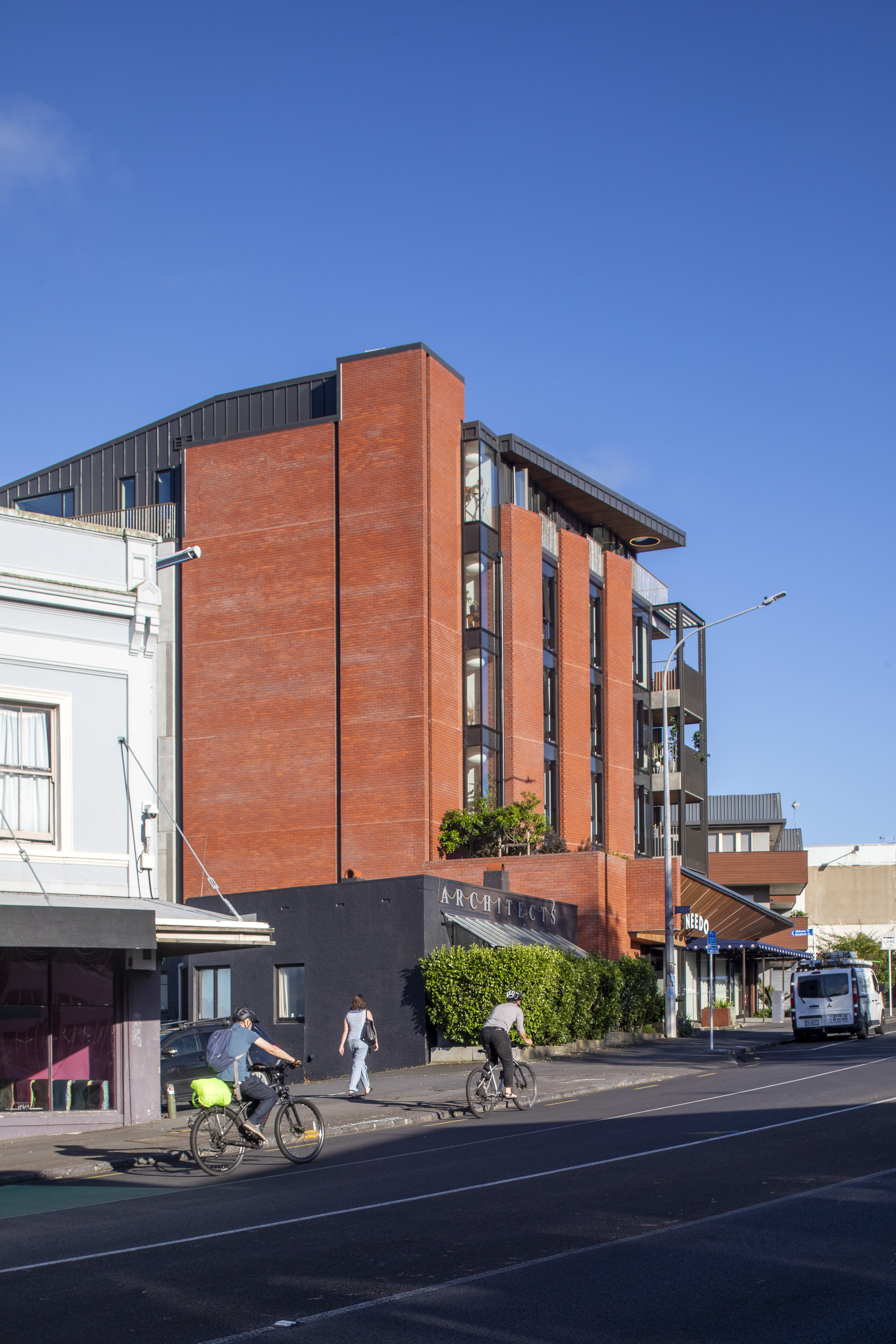 0ONYDLCCKSKZIS8_45_Mt_Eden_Front_Exterior_South-East_Elevation_Patrick_Reynolds_3.jpg